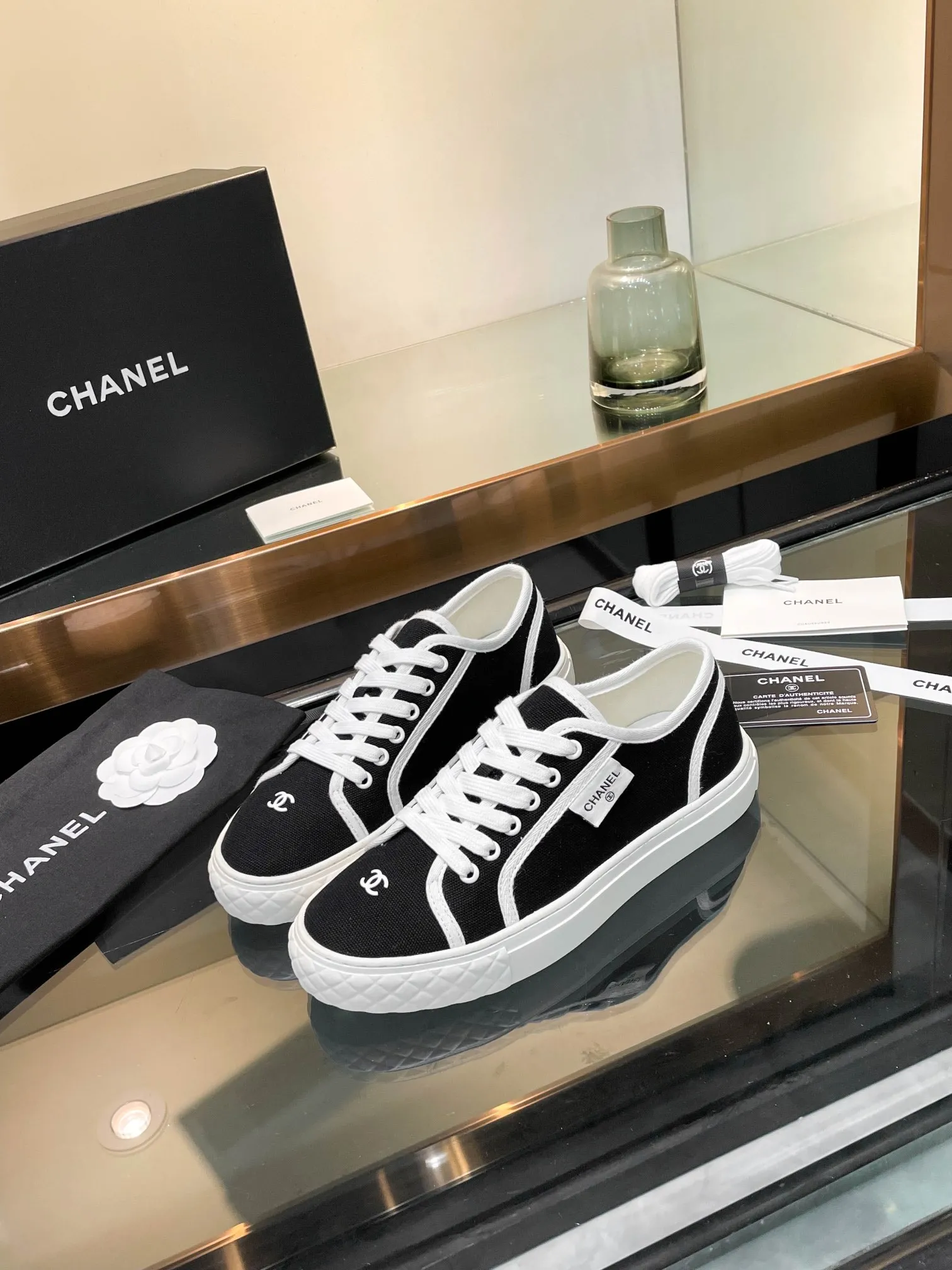 👟👟Ex-factory price 400👟👟 Chanel 2024SF Chanel The latest and currently super popular biscuit shoes, the Internet celebrity Xiaohongshu is crazy about it. It is on sale with a cute and cute style with a bit of retro flavor! The shape is special, very recognizable, slimming and long legs, absolutely powerful, very comfortable to wear, good-looking, comfortable, and height-increasing. I must recommend it to everyone. The main feature of this year's series, minimalist style, fabric: original customized canvas, feet: sheepskin. Number of yards: 35-39 (custom order of 40 pieces is non-refundable)